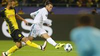 Gareth Bale mencetak gol pembuka untuk Real Madrid saat melawan Dortmund pada laga gup H Liga Champions di BVB stadium, Dortmund, (26/9/2017). Madrid menang 3-1. (AP/Michael Probst)