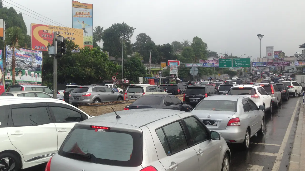 Arus lalu lintas menuju Puncak