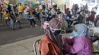 Warga menerima vaksinasi COVID-19 Sinovac di Terowongan Kendal, Jakarta Pusat, Jumat (30/7/2021). Sebanyak 600 dosis disiapkan untuk masyarakat pengguna transportasi publik di kawasan integrasi Commuter Line, kereta bandara, dan Transjakarta tersebut. (Liputan6.com/Faizal Fanani)