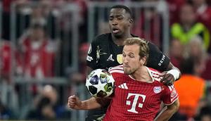 Willian Pacho mencoba merebut bola dari Harry Kane di laga Bayern Munchen vs PSG, Kamis (7/5/2026) (AP Photo/Matthias Schrader)