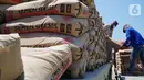 Pekerja merapikan karung Semen Indonesia atau Semen Gresik di Pelabuhan Sunda Kelapa, Jakarta (28/09/2021). PT Semen Indonesia (Persero) Tbk (SMGR) terpilih menjadi salah satu perusahaan yang mendapatkan penghargaan Outstanding Company pada sektor Materials dari Asiamoney. (Liputan6.com)