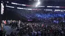 Suasana sesi timbang berat badan petarung MMA, Conor McGregor dan petinju Floyd Mayweather Jr di Las Vegas, Jumat (25/8/2017). Keduanya akan bertarung pada Minggu (27/6/2017) di T-Mobile Arena, Las Vegas, Amerika Serikat. (AP/John Locher)