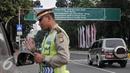 Petugas saat menegur pengendara di jalan Medan Merdeka Barat, Jakarta, Jumat (5/8). Berdasarkan data Polda Metro Jaya, terhitung 27 Juli hingga 3 Agustus 2016 jumlah pelanggaran ganjil-genap mencapai 5.947 pelanggar. (Liputan6.com/Yoppy Renato)