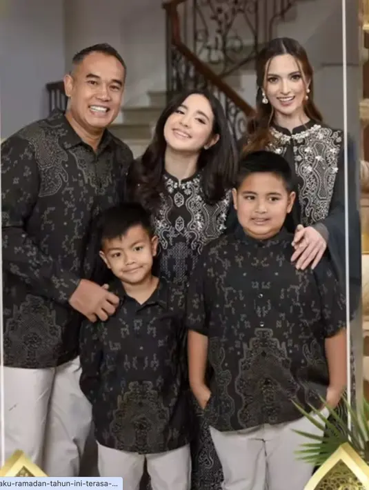 Nia Ramadhani terlihat mengenakan abaya, sedangkan Ardhi Bakrie mengenakan kemeja lengan panjang.  [Foto: Instagram/ Nia Ramadhani]