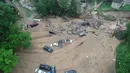 Sejumlah kendaraan tersapu banjir bandang yang melanda Ellicott City, Maryland, Amerika Serikat, Senin (28/5). Pemerintah Amerika Serikat menyatakan siaga nasional setelah banjir bandang Maryland. (DroneBase via AP)