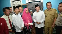 Menag Lukman dan Bupati Dedi mengunjungi keluarga korban pembakaran hidup-hidup di Bekasi, Senin (7/8/2017). (Istimewa)