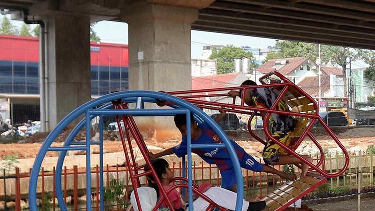 FOTO: Ramah Anak, Begini Penampakan Kolong Tol Becakayu Disulap Jadi Taman Bermain