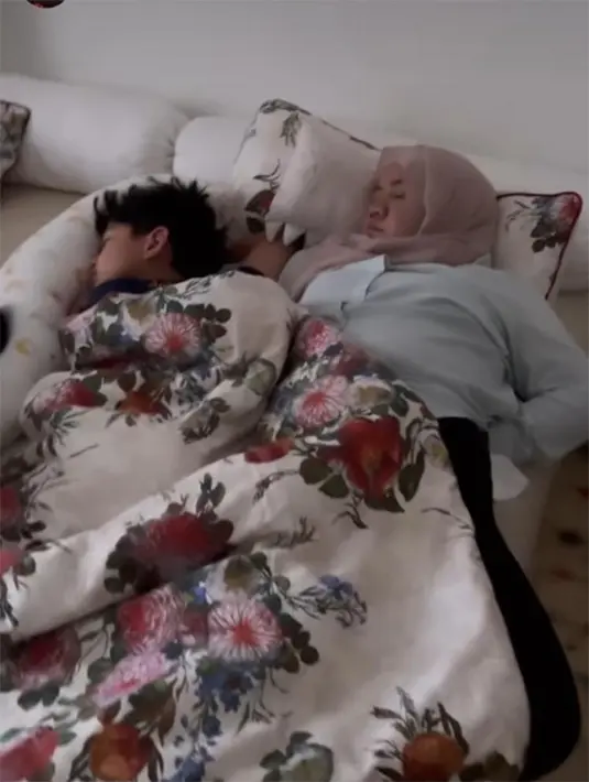 Sedangkan Mba Lala juga tampak tertidur pulas disampingnya Rafathar. Kedua pengasuh anak Raffi dan Gigi itu tidak menyadari saat bosnya masuk kamar. Mereka tampak kelelahan hingga akhirnya semuanya tidur pulas. [Instagram/raffinagita1717]
