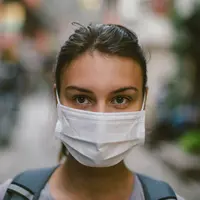 ilustrasi memakai masker medis (sumber: iStockphoto)