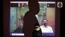 Layar menayangkan terdakwa mantan anggota DPR Sukiman mendengarkan pembacaan putusan dalam sidang secara online di Gedung KPK, Jakarta, Rabu (29/4/2020). Sukiman diduga menerima suap terkait pengurusan dana perimbangan APBN-P 2017 dan APBN 2018 Kabupaten Pegunungan Arfak. (merdeka.com/Dwi Narwoko)