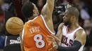 Pemain Chicago Bulls, Dwyane Wade (kanan) memberikan umpan kepada rekannya saat dihadang pemain Cleveland Cavaliers, Channing Frye pada aga NBA basketball game di Quicken Loans Arena, Cleveland. (AP/Tony Dejak)
