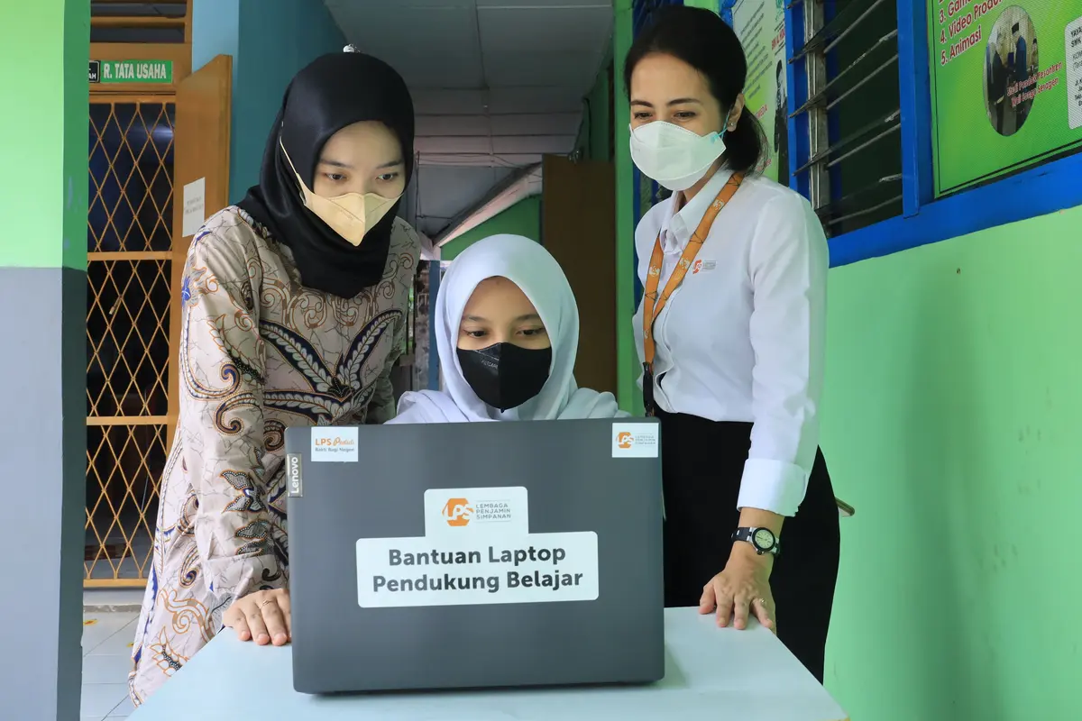 LPS memberikan bantuan laptop bagi sekolah yang membutuhkan di wilayah DKI Jakarta, Jawa Barat dan Banten. (Dok LPS)
