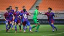Pemain Barcelona U-18 melakukan selebrasi usai kiper Aron Yaakobishvili (kanan kedua) menggagalkan dua kali penalti saat laga International Youth Championship 2021 melawan Atletico Madrid U-18 di Jakarta International Stadium, Jakarta, Jumat (15/04/2022). (Bola.com/Bagaskara Lazuardi)
