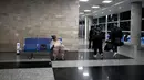 Bandara yang dikenal dengan nama Aeroparque ini praktis menjadi tempat penampungan tunawisma di malam hari. (AP Photo/Natacha Pisarenko)