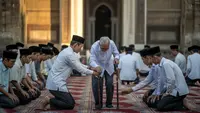 Contoh Sikap atau Perilaku yang Mencerminkan Keterkaitan antara Sila Pertama dan Sila Kedua Pancasila