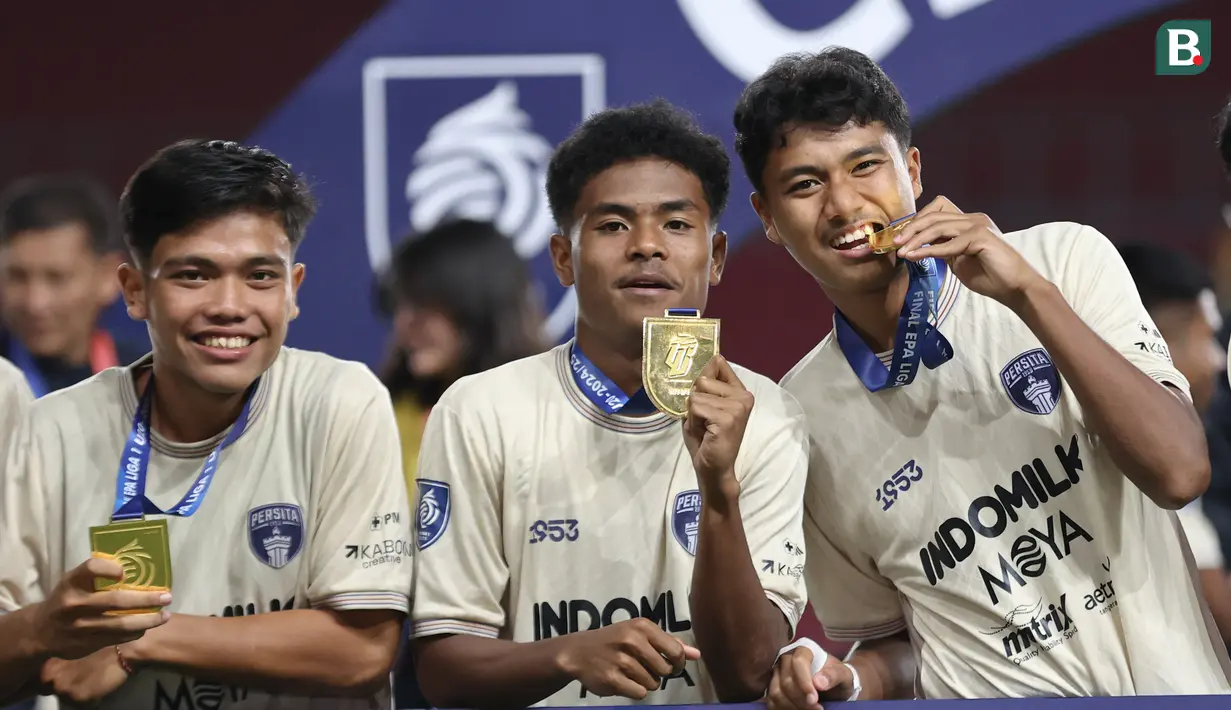 Para pemain Persita Tangerang memamerkan medali usal menjuarai ajang Elite Pro Academi kategori U-20 2024/2025 di Stadion Patriot Chandrabhaga, Bekasi pada Sabtu (22/2/2025). (Bola.com/Abdul Aziz)