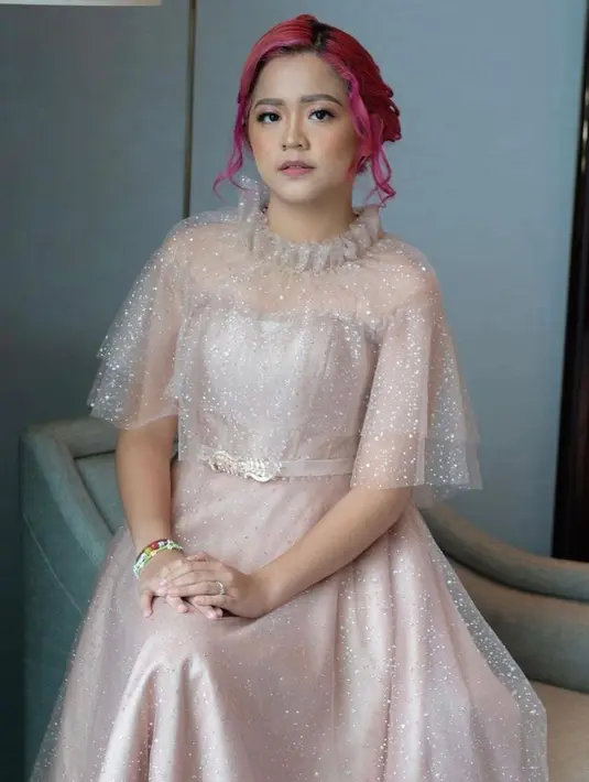 Tak kalah memesona, Cinta Kuya tampil nyentrik dengan rambut berwarna hot pink. Putri Uya Kuya ini terlihat cantik berbalut dress bertabur payet dengan cape lace sebagai aksennya.  (Instagram/ayungberinda).