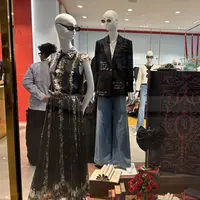 Alice + Olivia by Stacey Bendet kini hadir di Plaza Senayan dengan konsep menarik. [Anisha/Fimela]