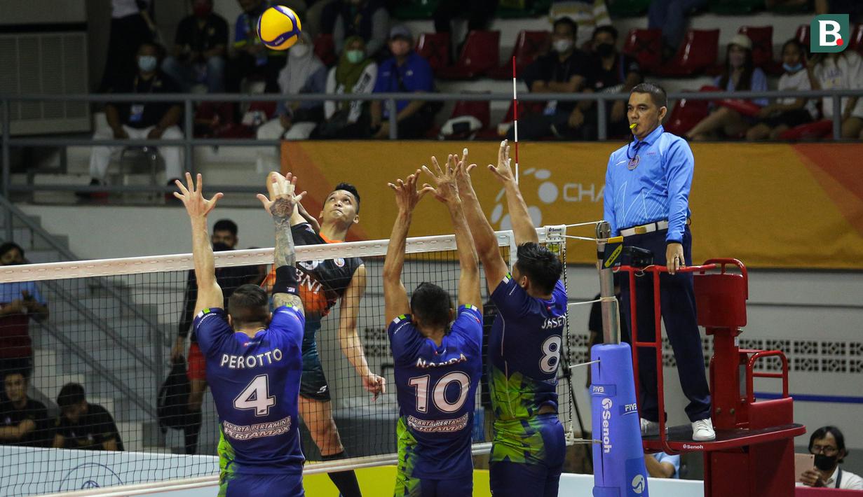 Pemain Jakarta BNI 46, Sigit Ardian (depan) melepaskan spike saat menghadapi Jakarta Pertamina Pertamax dalam laga perebutan tempat ke-3 PLN Mobile Proliga 2022 di Padepokan Voli Jenderal Polisi Kunarto, Sentul, Minggu (27/03/2022). (Bola.com/Bagaskara Lazuardi)