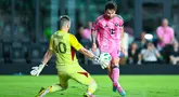 Pemain Inter Miami, Lionel Messi, mencetak gol ke gawang CF Montreal dalam lanjutan Major League Soccer (MLS) 2025 di di Fort Lauderdale, Kamis (29/5/2025). Inter Miami menang dengan skor 4-2. (AFP/Chandan Khanna)