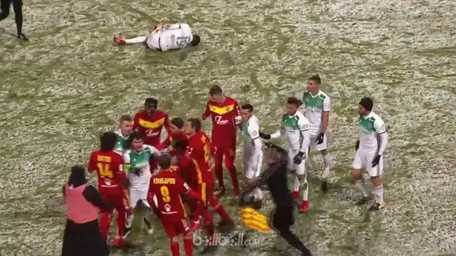 Berita video mengenai kemenangan Arsenal Tula atas Akhmat Grozny dengan skor 1-0 di Liga Rusia. Kemenangan tak sportif picu laga menjadi ricuh. This video presented by Ballball.