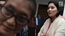 Aktris Jajang C. Noer (kiri) dan Marcella Zalianty (kanan) saat menghadiri sidang kasus narkoba Tio Pakusadewo di PN Jakarta Selatan, Kamis (7/6). Sidang beragendakan pledoi. (Liputan6.com/Immanuel Antonius)