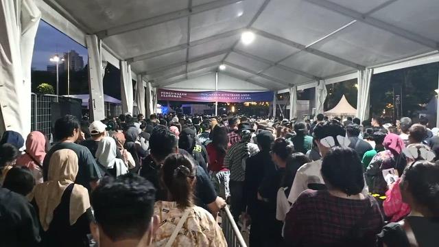 penonton berderet antre memasuki venue konser (M. Altaf Jauhar)
