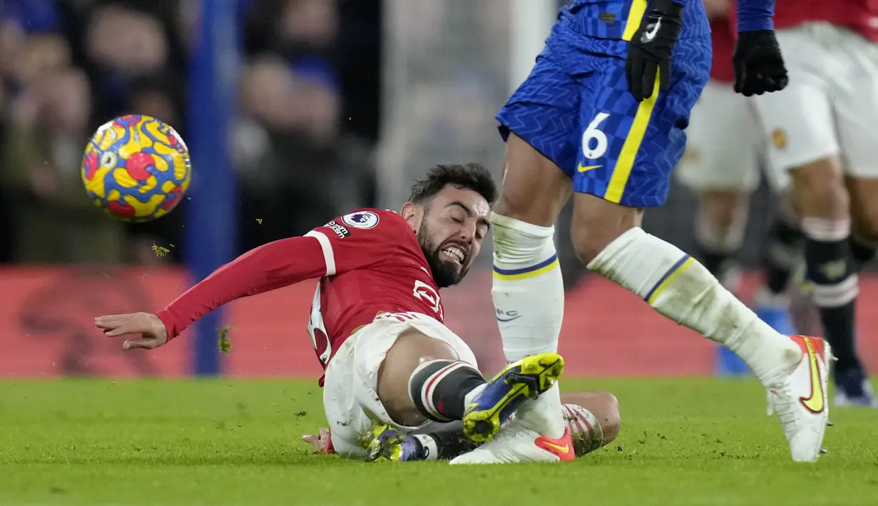 Gelandang Manchester United, Bruno Fernandes melakukan pelanggaran terhadap bek Chelsea, Thiago Silva selama pertandingan lanjutan Liga Inggris di di stadion Stamford Bridge, London, Senin (29/11/2021). Chelsea masih di peringkat pertama dengan 30 poin. (AP Photo/Kirsty Wigglesworth)