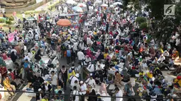 Massa aksi berkumpul di sekitaran Patung Kuda Arjuna Wiwaha di Jalan Medan Merdeka Barat, Jakarta, Kamis (27/6/2019). Massa aksi berkumpul terkait pelaksanaan sidang putusan perselisihan hasil Pilpres 2019 di Gedung Mahkamah Konstitusi. (Liputan6.com/Helmi Fithriansyah)