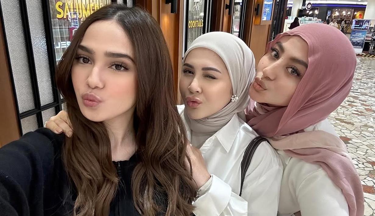 Sekitar lima anggota Geng Mamayu tidak hadir dalam momen kumpul ini. Lesti Kejora baru saja melahirkan anak keduanya, Dinda Hauw sedang menemani buah hatinya yang sakit, Ira Nandha tengah hamil besar, Aurel Hermansyah dan Melody Laksani punya kesibukan yang lain. Biasa kumpul lengkap, banyak netizen yang bertanya-tanya anggota Geng Mamayu yang lainnya. (Liputan6.com/IG/@kesharatuliu05)