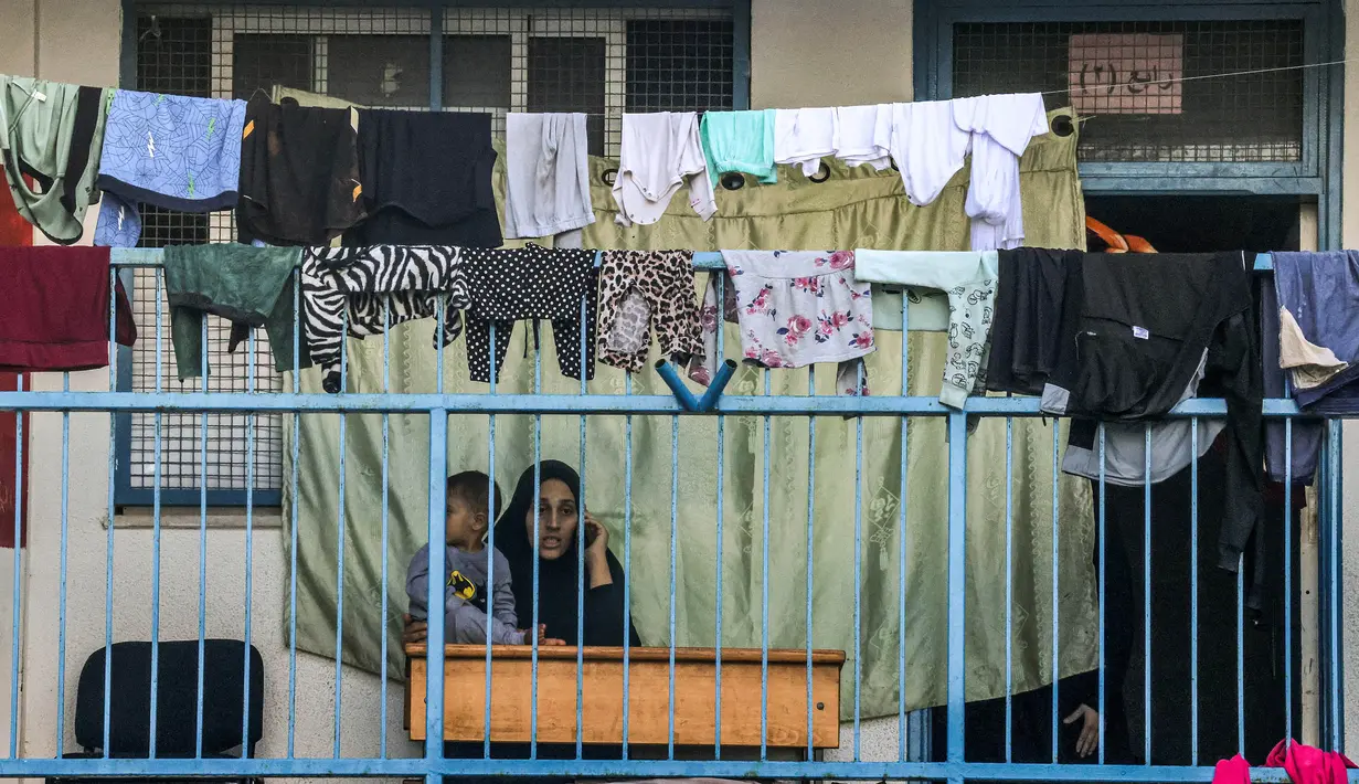 Ruang-ruang kelas diubah menjadi lokasi penampungan pengungsi. (SAID KHATIB/AFP)