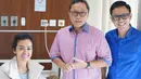 "Mari Kita doakan jupe lekas sembuh agar bisa beraktifitas lagi ketua MPR saja mendoakan saya yakin temen2 juga pasti mendoakan juga," tulis Eko Patrio yang menjenguk bersama Zulkifli Hasan. (Instagram/juliaperrezz)