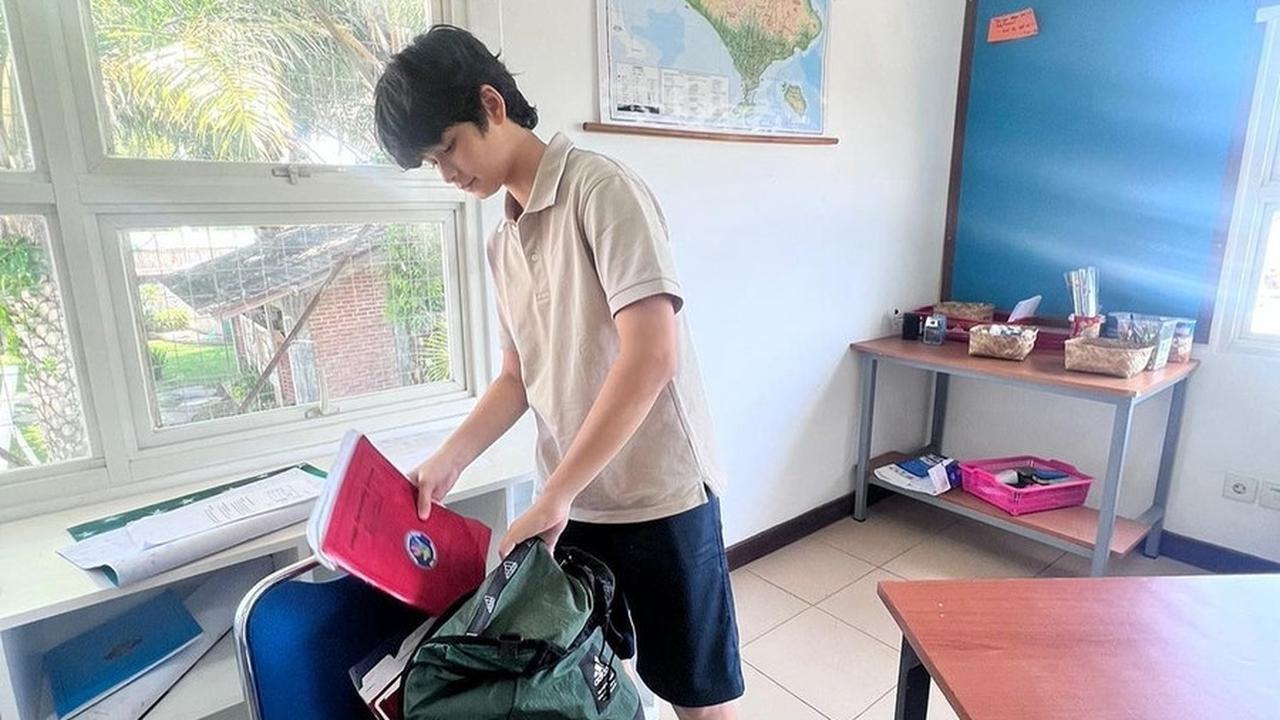 Kenzou, yang sekarang sudah remaja, duduk di bangku sekolah menengah pertama.