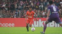 Aksi pemain Persiraja Banda Aceh, Defri Riski, pada laga kontra Persik Kediri di Stadion Brawijaya, Kediri, Sabtu (14/3/2020). (Bola.com/Gatot Susetyo)