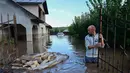 Rumania mencatat, ini menjadi curah hujan 24 jam tertinggi dalam 100 tahun terakhir, menyebabkan ratusan orang terjebak banjir dan menunggu penyelamatan. (Daniel MIHAILESCU/AFP)