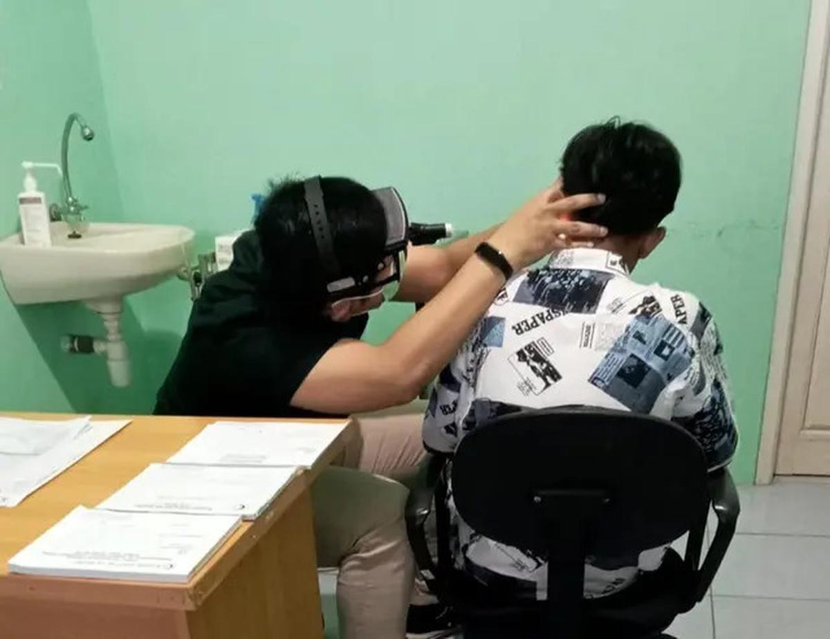 Setop Pakai Cottonbud, Dokter THT Sarankan Cara Aman Bersihkan Telinga Usai Mandi