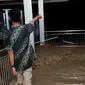 Seorang warga melintas di koridor rumah sakit Torabelo Sigi saat banjir memasuki rumah sakit, Kamis (9/7/2020). (Foto: Sreenshoot video banjir RS Torabelo).