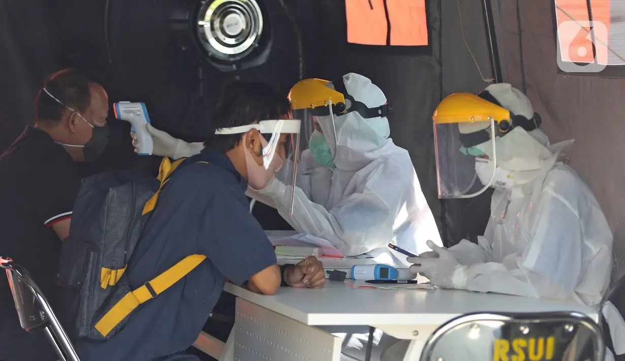 Petugas medis melakukan screening terhadap warga yang mengikuti swab test massal di Rumah Sakit Universitas Indonesia (RSUI), Depok, Jawa Barat, Selasa (2/6/2020). Swab test massal untuk mengantisipasi penyebaran COVID-19 ini dapat memeriksa 180 orang per hari. (Liputan6.com/Herman Zakharia)