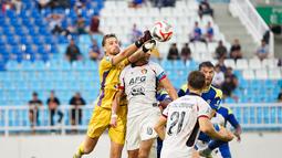Kiper Arema FC, Lucas Frigeri berduel udara dengan pemain Persik Kediri, Ezra Walian dalam laga lanjutan BRI Super League 2025/2026 di Stadion Kanjuruhan, Malang, Minggu (11/01/2026). (Bola.com/Iwan Setiawan)
