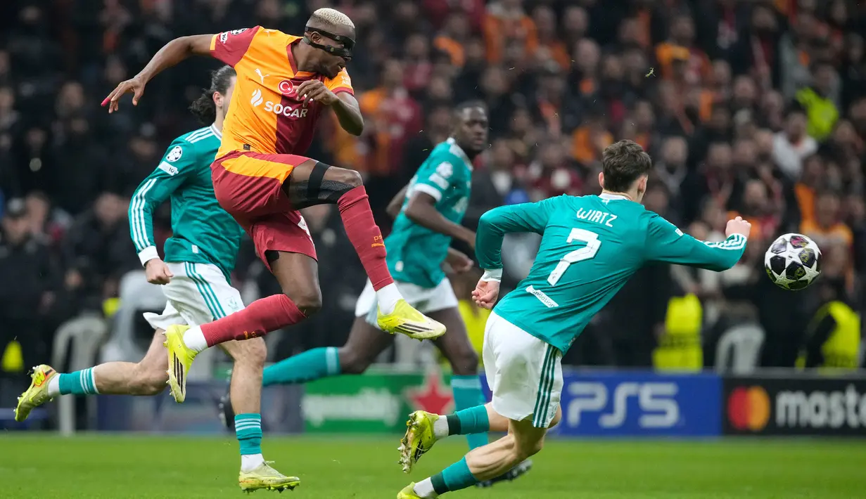 Pada laga itu, Osimhen menjadi salah satu pemain kunci dalam kemenangan 1-0 Galatasaray atas Liverpool. Ia berkontribusi atas gol Mario Lemina pada menit ketujuh dengan mencetak assist melalui sundulannya. (AP Photo/Khalil Hamra)