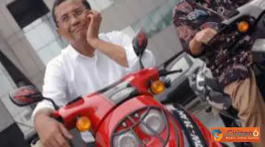 Citizen6, Jakarta: Dirut PLN Dahlan Iskan didampingi Direktur Operasi Indonesia Barat PLN, Moch. Harry Jaya Pahlawan sedang melakukan uji coba kendaraan motor listrik di halaman PLN Kantor Pusat, Jakarta, Jum'at (8/4). (Pengirim: Agus)