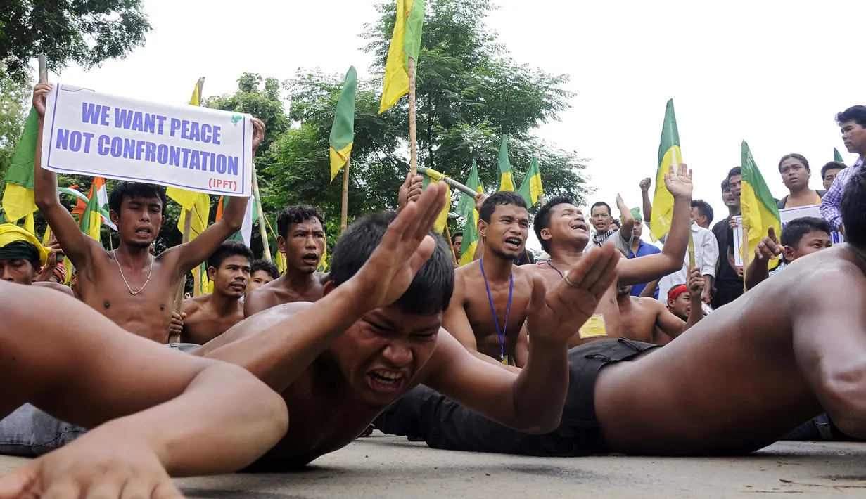 Aksi para demonstran dari IPFT saat menggelar demo di Khamtingbari di dekat perbatasan Agartala, India, (10/7). Tripura adalah sebuah negara bagian di India, negara bagian ini memiliki ibu kota bernama Agartala. (AFP Photo/ Arindam Dey)