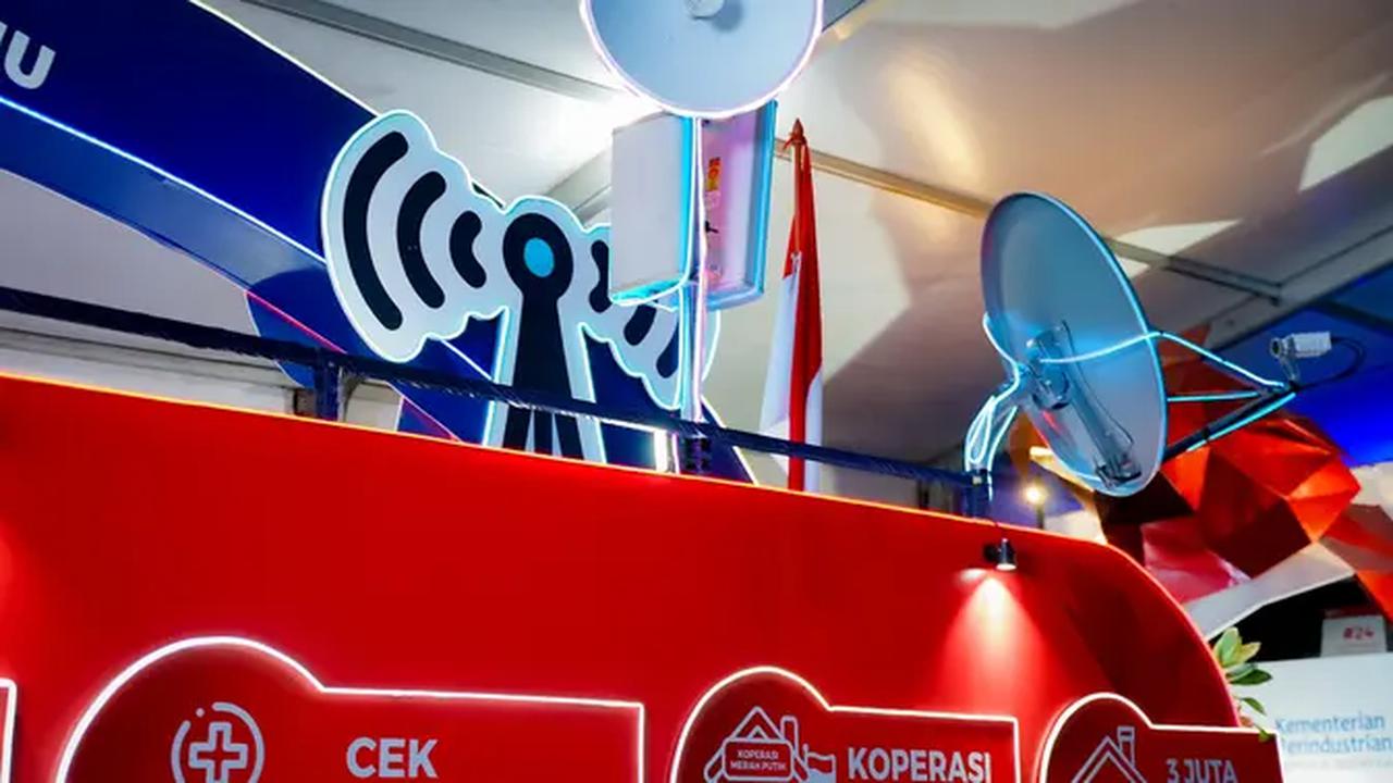 Hiasan Truk Digital Kemkomdigi menampilkan miniatur menara BTS 4G saat keliling rute untuk meriahkan karnaval HUT RI ke-80. (Doc: Kemkominfo)