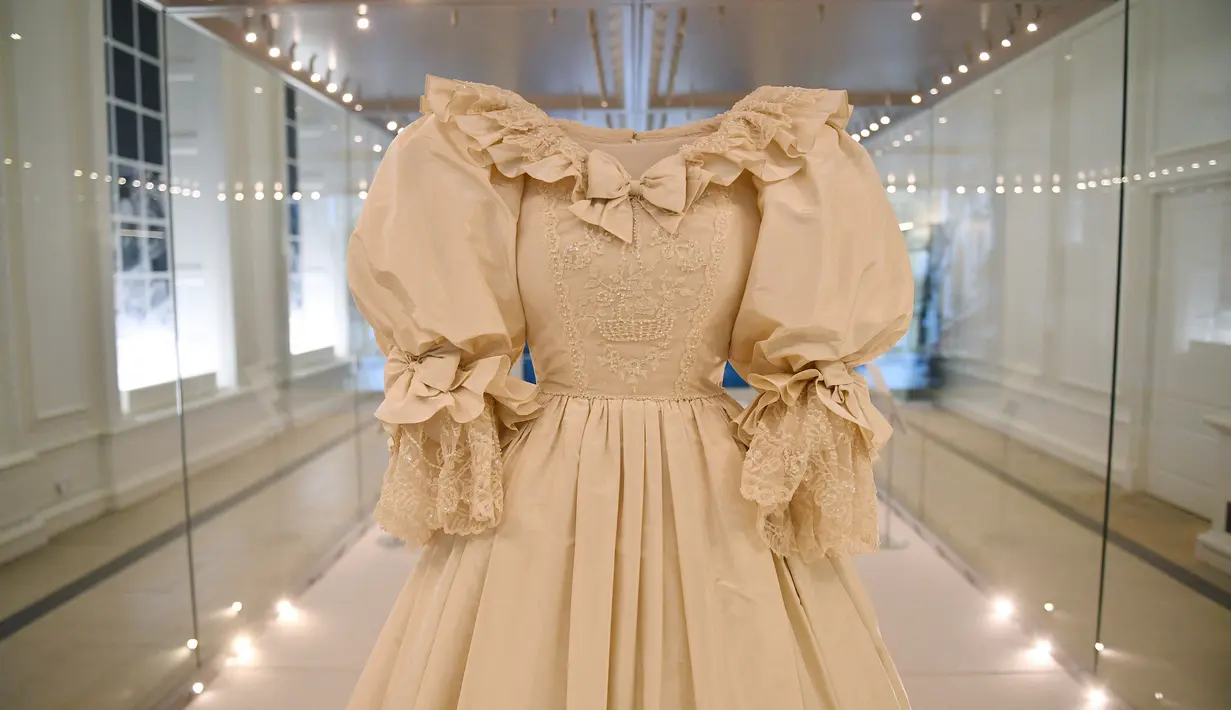 Gaun pengantin Putri Diana, Princess of Wales, terlihat dipajang untuk pameran "Royal Style in the Making" di Istana Kensington di London, Rabu (2/6/2021). Pameran yang dibuka untuk pengunjung pada Kamis, 3 Juni 2021, ini akan berlangsung hingga 2 Januari 2022. (JUSTIN TALLIS / AFP)