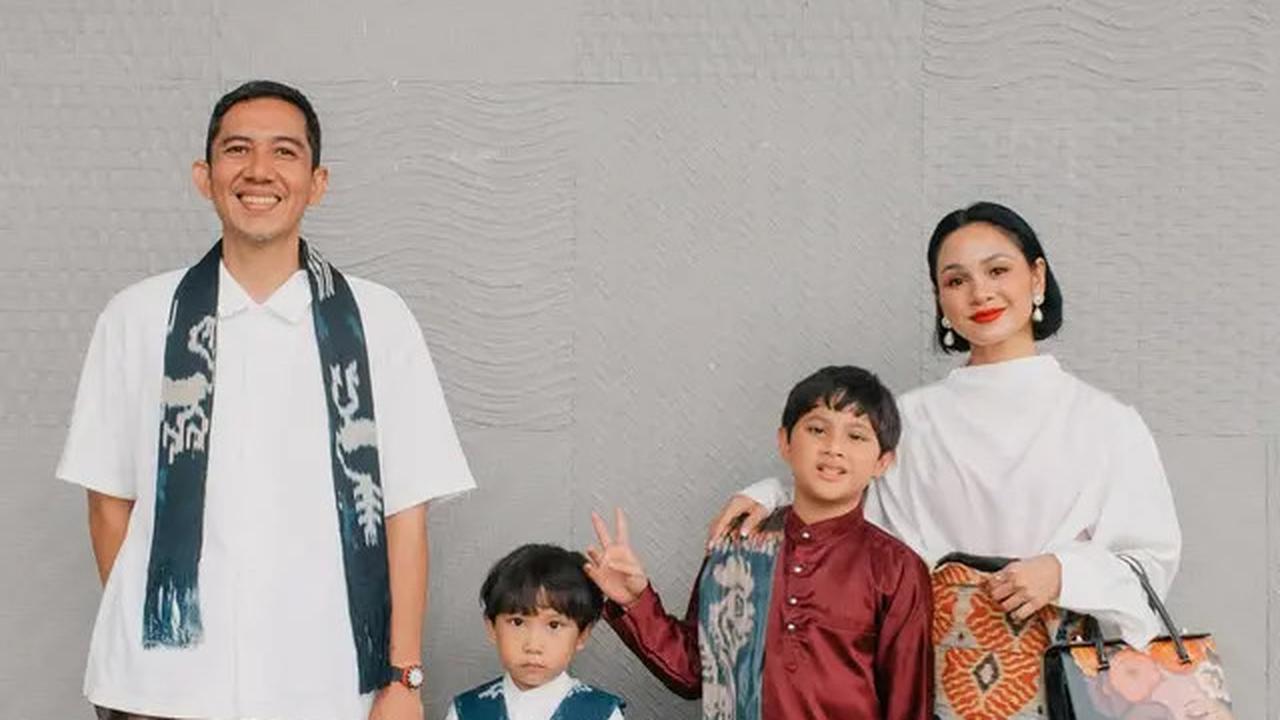 Gaya Andien Aisyah dan Keluarga Kompak dengan Kain Nusa Tenggara, Lestarikan Budaya Nusantara
