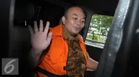 Andri Tristianto Sutrisna berada di dalam mobil tahanan usai menjalani pemeriksaan KPK, Jakarta (8/4). Andri Ichsan diperiksa sebagai tersangka dugaan pemberian gratifikasi penundaan pengiriman putusan kasasi perkara di MA. (Liputan6.com/Helmi Afandi)