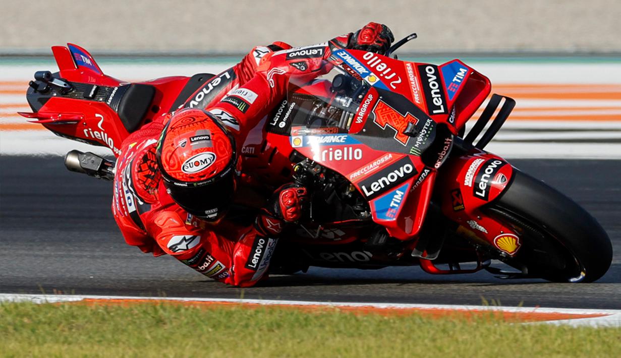 Rider asal Spanyol itu terus mengendarai motor sebelum akhirnya menepi. Aksinya ini terlambat dengan stewards menjatuhkan sanksi penalti tiga grid. (AP Photo/Alberto Saiz)