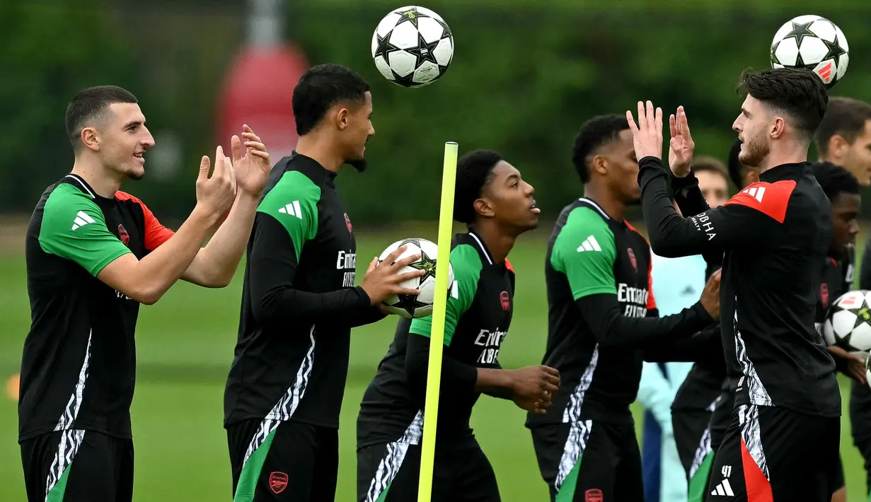 Gelandang Arsenal, Declan Rice (kanan) saat sesi latihan di pusat Pelatihan Arsenal di Shenley, Hertfordshire, Inggris, pada 30 September 2024. (Glyn KIRK/AFP)