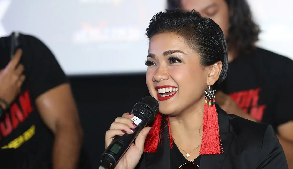 Selama dua bulan setengah Nirina mengejar bentuk tubuhnya untuk memaksimalkan tuntutan peran di film 5 Cowok Jagoan. Semua hal yang diminta selalu dituruti oleh Nirina, termasuk membentuk perutnya menjadi Sixpack. (Bambang E.Ros/Bintang.com)