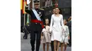 Raja Felipe VI (kiri) bersama Ratu Letizia dan kedua putrinya berjalan menuju ruang upacara pelantikan di gedung kongres, Madrid, Spanyol, (19/6/2014). (REUTERS/Sergio Barrenechea)  